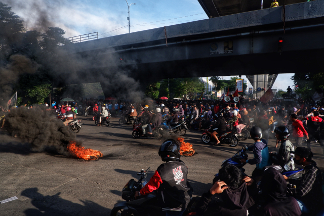 Massa aksi yang terdiri dari serikat buruh dan aliansi mahasiswa memusatkan aksinya di beberapa titik strategis di Flyover.