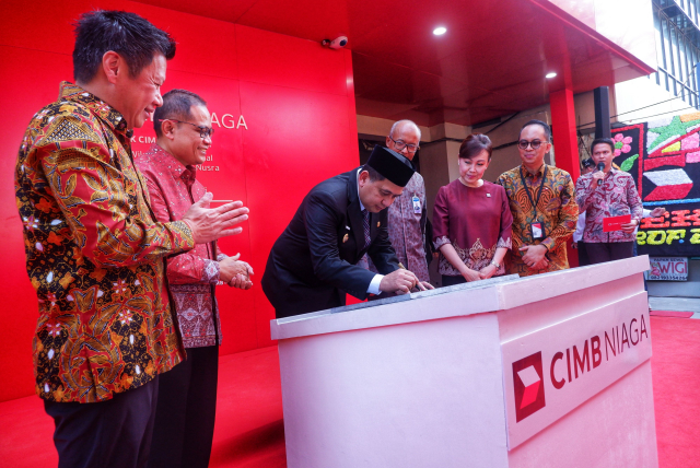 Wali Kota Makassar Munafri Arifuddin (ketiga dari kiri), saat meresmikan Digital Branch Makassar–Ahmad Yani di Makassar, Jumat (2/5/2025).