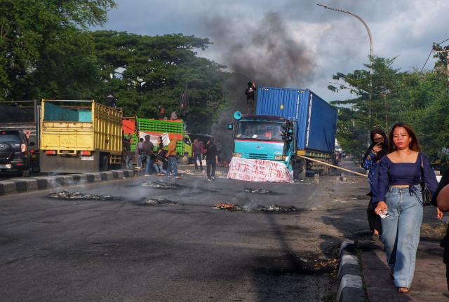 Jalan Sultan Alauddin Diblokade Pendemo Hardiknas, Lalu Lintas Lumpuh Total