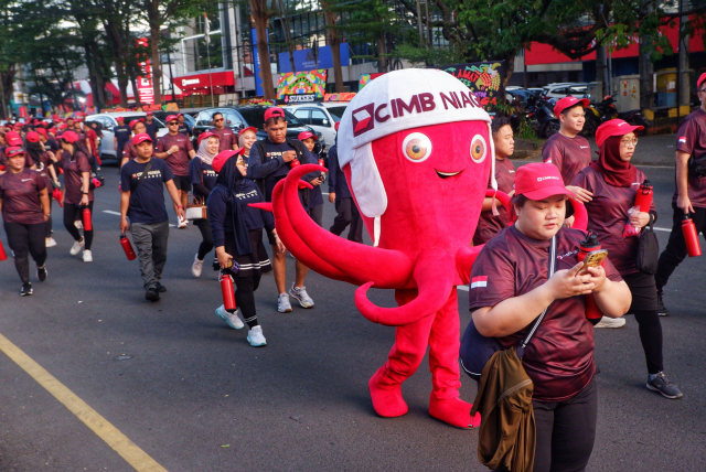 Para peserta tampak antusias dan menikmati kegiatan Fun Walk yang digelar di Makassar, Sabtu (3/5/2025).