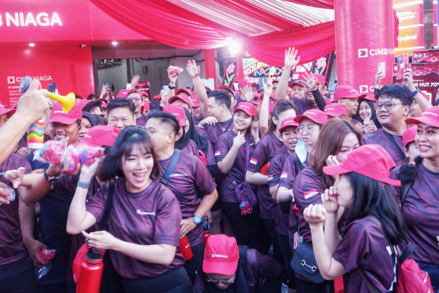 Para peserta tampak antusias dan menikmati kegiatan Fun Walk yang digelar di Makassar, Sabtu (3/5/2025).