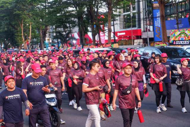 Para peserta tampak antusias dan menikmati kegiatan Fun Walk yang digelar di Makassar, Sabtu (3/5/2025).