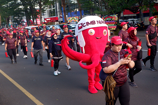 Para peserta Fun Walk di Makassar, Sabtu (3/5/2025). Kegiatan ini merupakan bagian dari rangkaian acara menyambut Hari Ulang Tahun ke-70 CIMB Niaga yang akan diperingati pada 26 September mendatang.