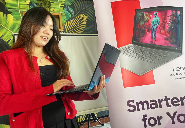 Copilot+ PC pertama di dunia dengan teknologi kamera tersembunyi di bawah layar, serta kapabilitas AI yang mendukung produktivitas harian secara maksimal.