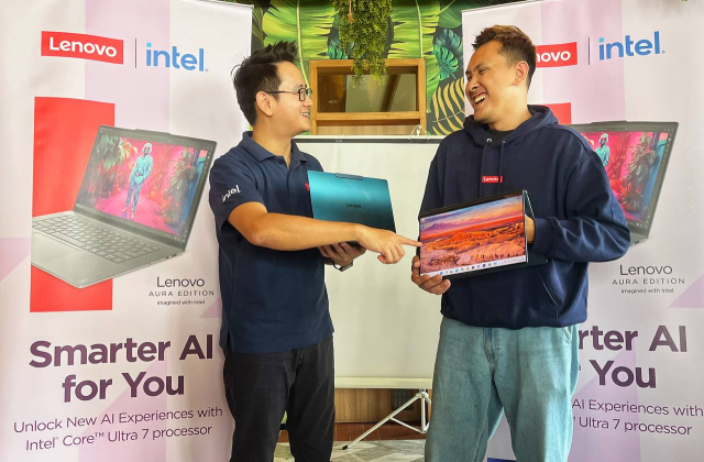 Consumer Product Manager - Premium Category Lenovo Indonesia, Hendry Lim (kiri), bersama Consumer Marketing Lenovo Indonesia, Indra Raharjo, berbincang saat acara Hands On Copilot+ PC Lenovo Aura Edition 2025 di Makassar, Jumat, (9/5/2025).
