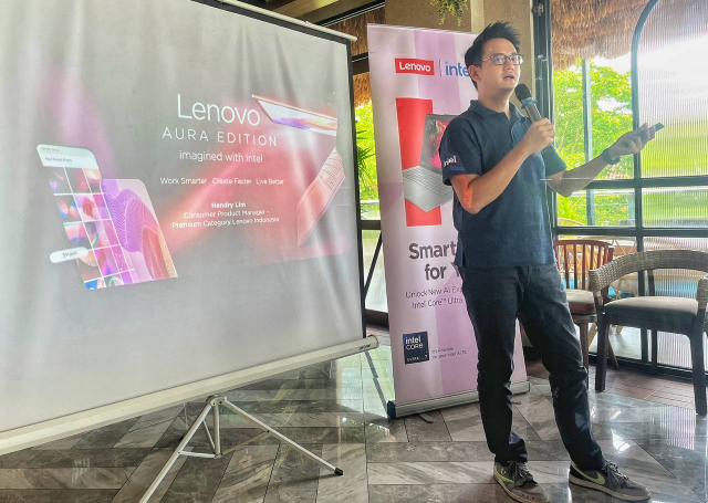 Consumer Product Manager - Premium Category Lenovo Indonesia, Hendry Lim, mejelaskan produk terbaru Lenovo di acara Hands On Copilot+ PC Lenovo Aura Edition 2025 di Makassar, Jumat, (9/5/2025).