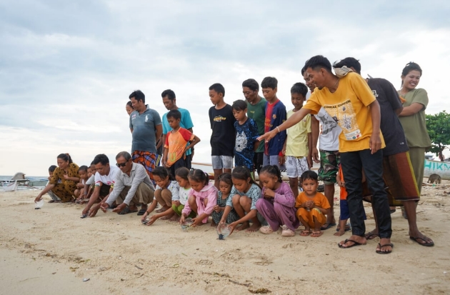 Yayasan KEHATI, Kitaji Pinisi Foundation, dan Komunitas Lestari Penyu turut melibatkan masyarakat, khususnya anak dalam pelepasliaran tukik di Pulau Barrang Lompo.