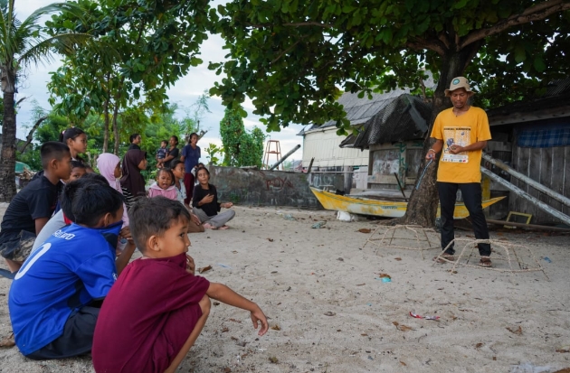 Selain pelepasliaran tukik, juga dilaksanakan kegiatan edukatif berupa pelatihan transplantasi terumbu karang kepada para generasi muda