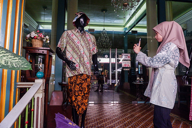 Aktivitas ini mencerminkan sinergi antara pelestarian budaya dan pemanfaatan teknologi digital dalam mendukung keberlanjutan industri batik lokal.