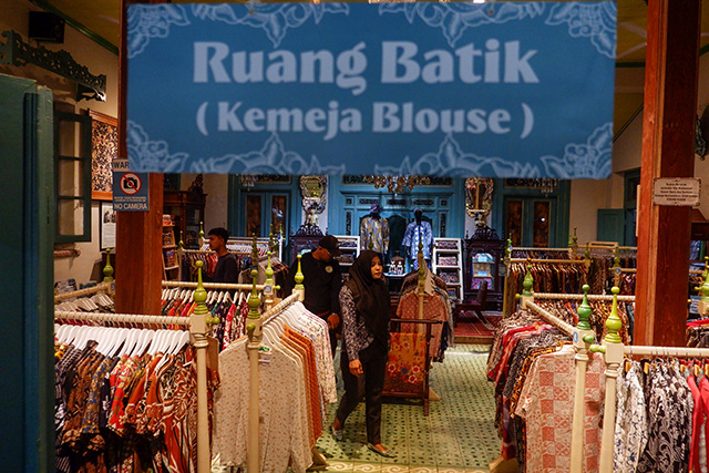 Sejumlah pengunjung tampak tengah memilih dan memperhatikan berbagai motif batik di Batik Gunasti, Kampung Batik Kauman, Solo.