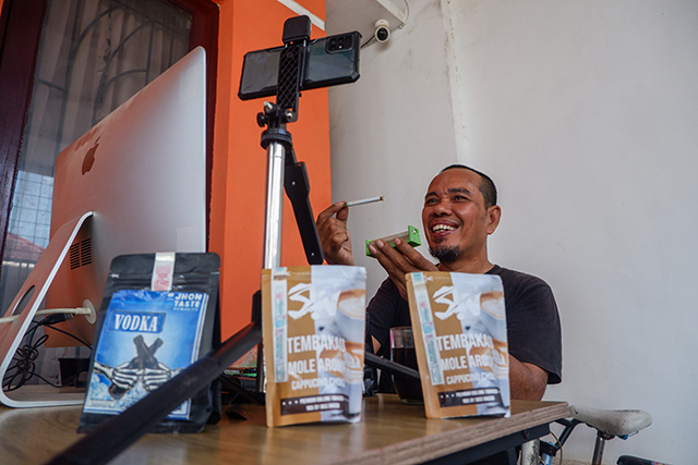 Pelaku usaha mengandalkan media sosial dan siaran langsung sebagai sarana promosi yang dinamis, menciptakan sinergi antara produk tradisional dan teknologi modern.