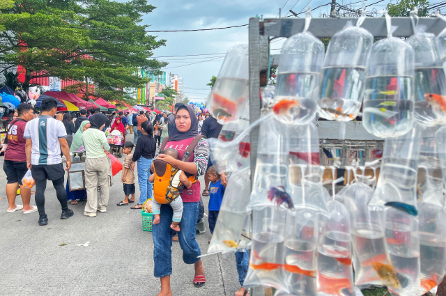 Warga menikmati waktu bersama keluarga di kawasan yang bebas dari kendaraan bermotor.