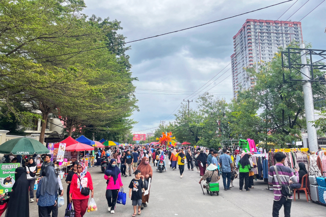 Suasana ramai pengunjung di acara car free day yang berlangsung di Jalan Boulevard.