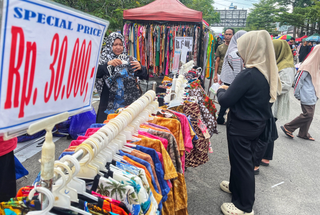 Warga memanfaatkan momen akhir pekan untuk berolahraga, berbelanja di stan UMKM.