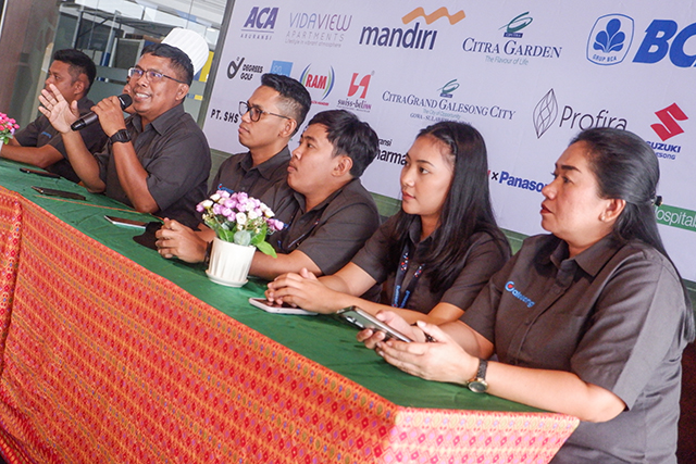 Club Manager Padivalley, Norman Hode (kedua kiri) menyampaikan keterangan pers terkait turnamen golf bertema “Time To Rise”.