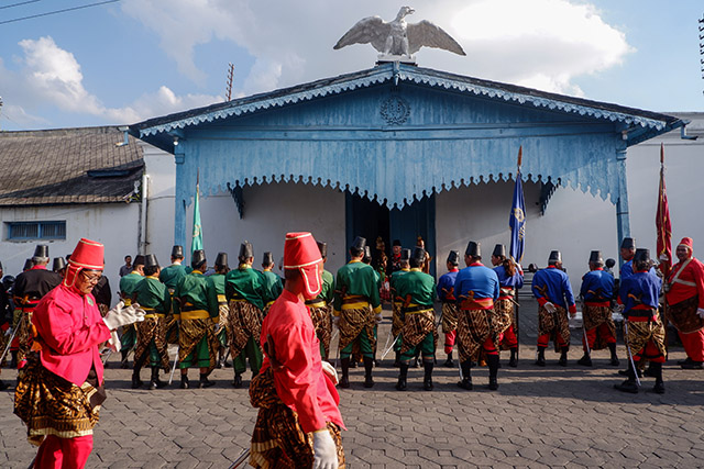 Prajurit dari berbagai bregada tampil gagah dengan seragam tradisional berwarna mencolok seperti merah hijau biru dan hitam.