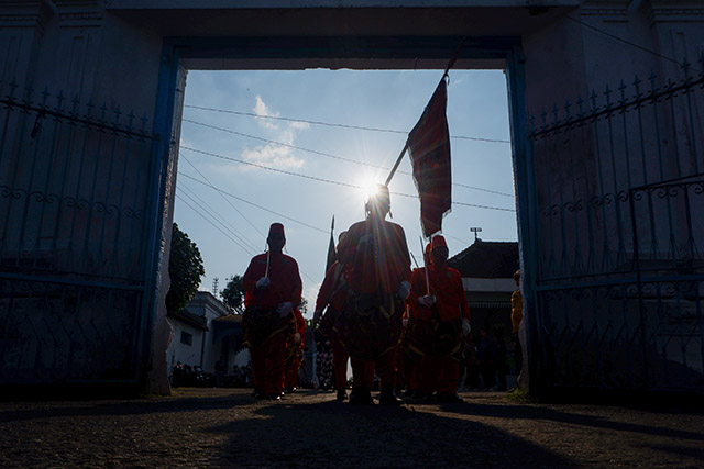 Pawai ini bukan sekadar pertunjukan wisata, tetapi juga merupakan bentuk penghormatan terhadap warisan leluhur.