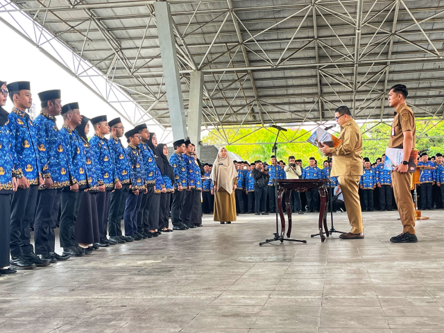 Wali Kota Makassar, Munafri Arifuddin, memimpin langsung jalannya prosesi sebagai bentuk dukungan dan apresiasi terhadap para tenaga teknis, tenaga kesehatan, dan tenaga pendidik.