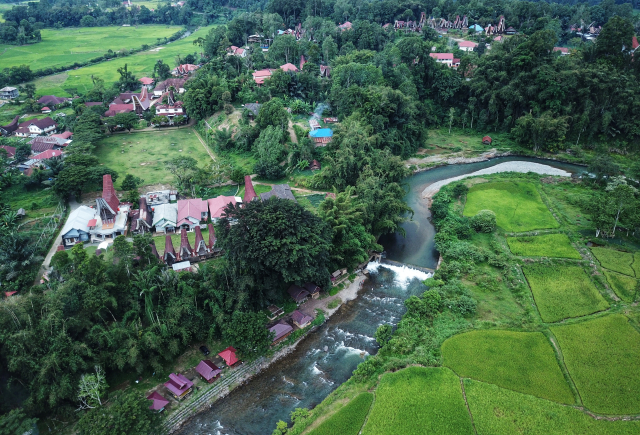 Terletak di tepi sungai yang jernih dan dikelilingi sawah hijau, tempat ini menjadi destinasi favorit bagi para pelancong yang ingin merasakan ketenangan pedesaan Toraja.