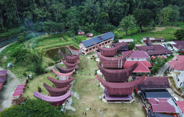 Di kawasan ini berdiri megah deretan rumah adat Tongkonan yang khas, yang tidak hanya berfungsi sebagai simbol budaya, tetapi juga menjadi pusat aktivitas masyarakat.