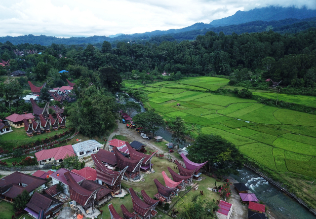 Beberapa Tongkonan digunakan untuk kegiatan upacara adat dan produksi tenun tradisional yang sudah terkenal hingga ke luar negeri.