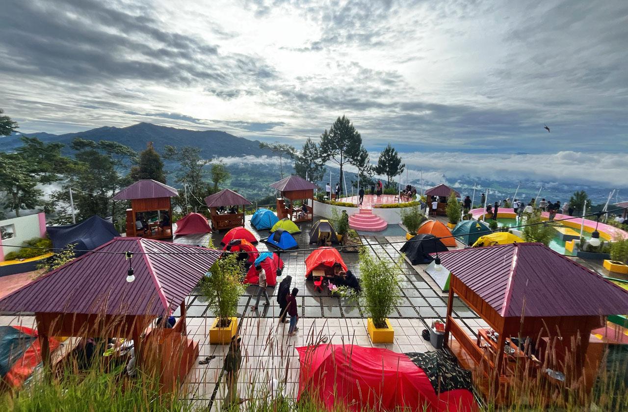 Destinasi ini menjadi pilihan favorit saat libur panjang sekolah, menawarkan panorama alam dari ketinggian.