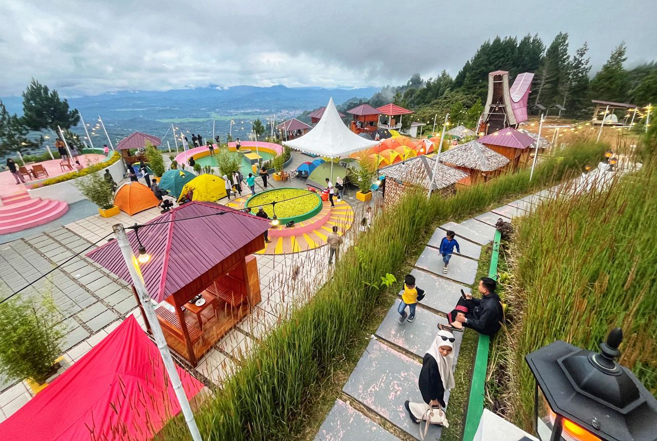 Menawarkan panorama alam dari ketinggian, udara sejuk, serta fasilitas wisata seperti area camping, taman bermain, dan spot foto kekinian.