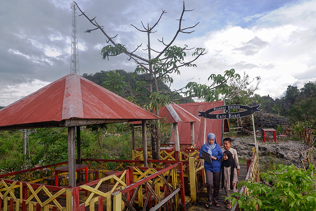 Pengunjung menikmati akses internet di kawasan wisata alam Karst Rammang-Rammang, Maros.
