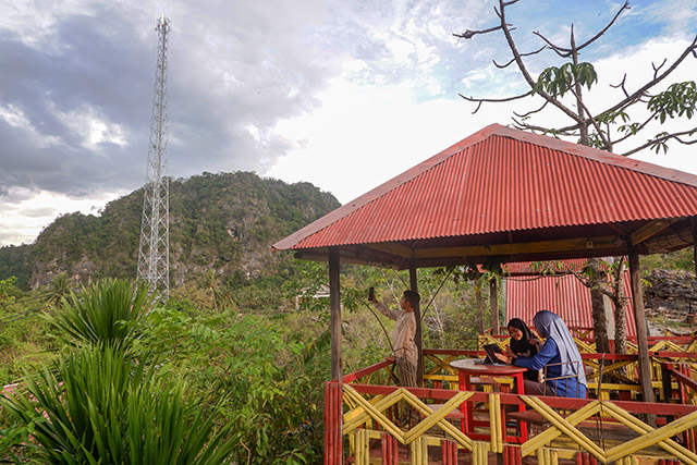 Menikmati Gaya Hidup Digital di Tengah Alam Rammang-Rammang Bersama SIMPATI Baru