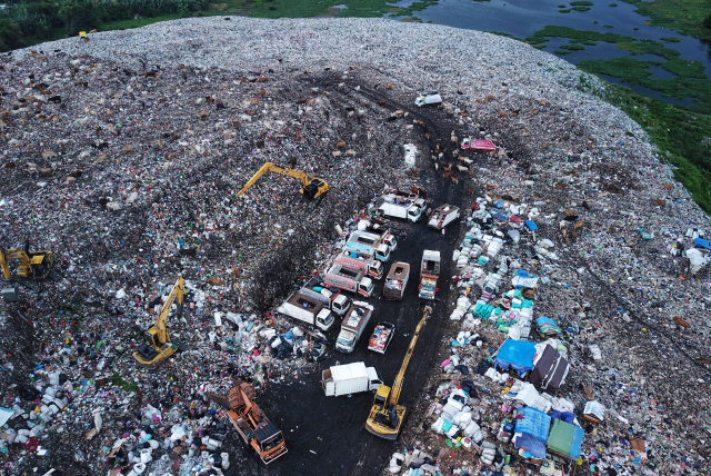 TPA Antang yang telah beroperasi sejak tahun 1993 ini menampung sampah dari seluruh penjuru kota dan kini dalam kondisi over kapasitas.
