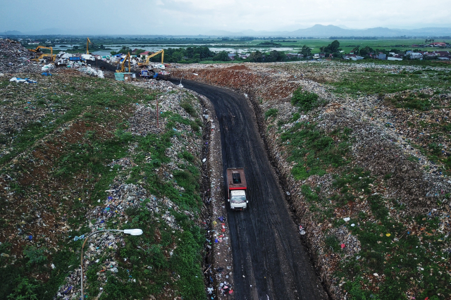 Timbunan sampah bahkan telah mencapai ketinggian 50 meter, memperlihatkan kondisi yang kian memprihatinkan.