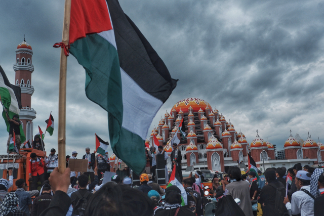 Massa Gelar Aksi Solidaritas Palestina di Depan Masjid CPI