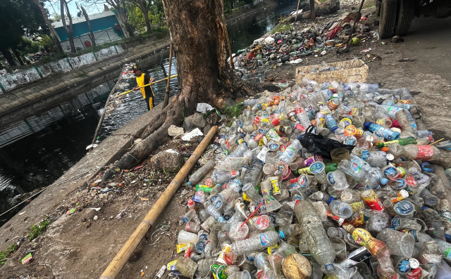Kegiatan ini merupakan bagian dari program rutin Dinas PU dalam menjaga kebersihan serta kelancaran fungsi saluran air di wilayah Kota Makassar.