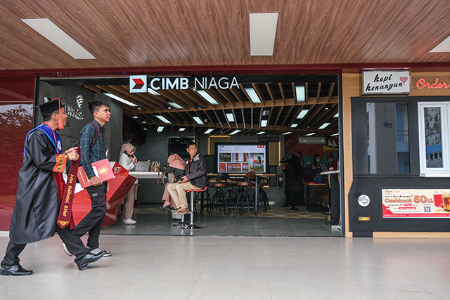 Kerja sama antara CIMB Niaga dan Unhas tak hanya mencakup pembangunan taman, tetapi juga mendirikan Digital Lounge CIMB Niaga di lingkungan kampus.
