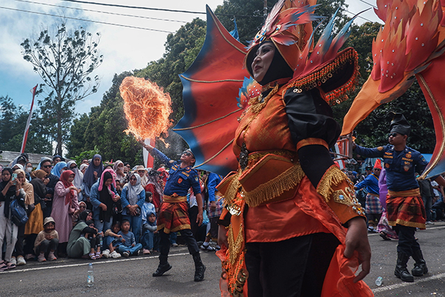 Para peserta berjalan kaki menyusuri jalur utama kota, memperagakan kekayaan budaya lewat tari-tarian, musik tradisional, dan kostum etnik yang mencuri perhatian warga dan wisatawan.