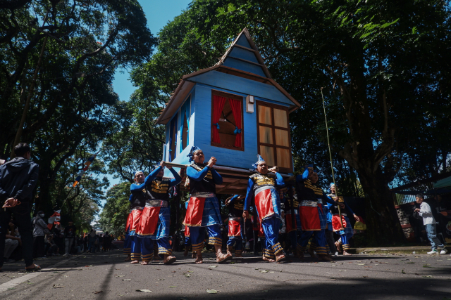 Peserta mengikuti karnaval budaya Beautiful Malino 2025 di Kelurahan Malino, Kecamatan Tinggimoncong, Kabupaten Gowa.