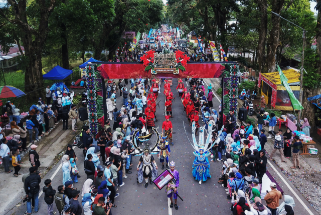 Peserta mengikuti karnaval budaya Beautiful Malino 2025 di Kelurahan Malino, Kecamatan Tinggimoncong, Kabupaten Gowa.