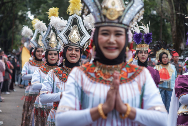 Peserta mengikuti karnaval budaya Beautiful Malino 2025 di Kelurahan Malino, Kecamatan Tinggimoncong, Kabupaten Gowa.
