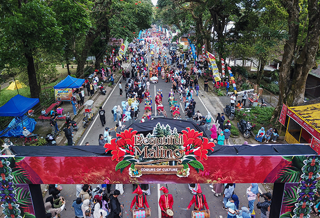 Karnaval ini menjadi bagian dari rangkaian utama Festival Beautiful Malino 2025, sebuah agenda tahunan yang telah menjadi ikon pariwisata Kabupaten Gowa.