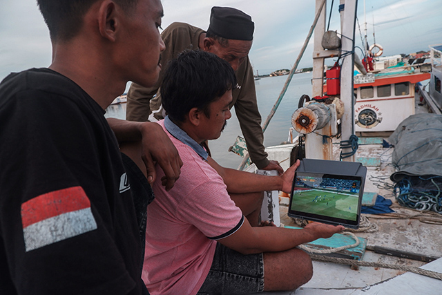 Mereka menonton bersama menggunakan perangkat tablet di atas kapal yang tengah bersandar di Pelabuhan Paotere, Minggu (6/7/2025).