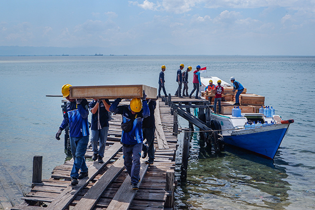 Perahu pengangkut Pembangkit Listrik Tenaga Surya (PLTS) tiba di Pulau Laiya, Kabupaten Pangkajene dan Kepulauan (Pangkep), Sulawesi Selatan. Tim PLN mulai menurunkan peralatan untuk mendukung penyediaan energi bersih di wilayah 3T.