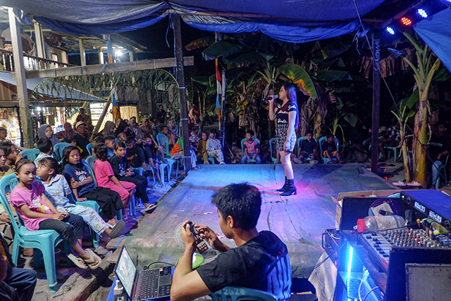 Warga Pulau Laiya, Kabupaten Pangkajene dan Kepulauan (Pangkep), Sulawesi Selatan, menikmati hiburan malam berupa pertunjukan musik electone yang digelar di tengah permukiman. Akses listrik dari PLTS memungkinkan kegiatan sosial dan hiburan masyarakat berlangsung lebih hidup hingga malam hari.