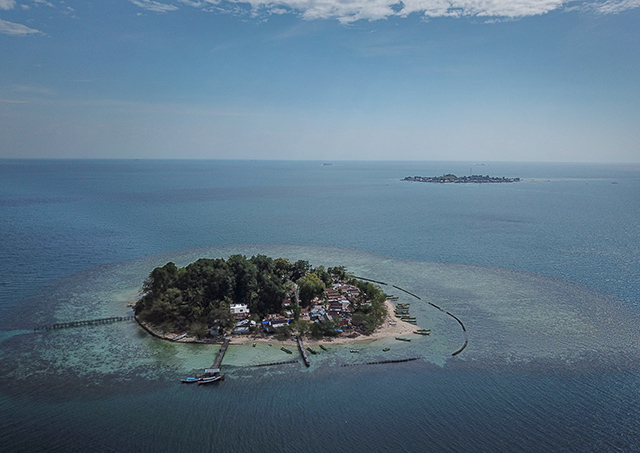 Beberapa pulau di wilayah 3T Kabupaten Pangkajene dan Kepulauan (Pangkep) dipasangi Pembangkit Listrik Tenaga Surya (PLTS) agar masyarakat setempat dapat menikmati akses listrik yang lebih andal, ramah lingkungan, dan berkelanjutan.
