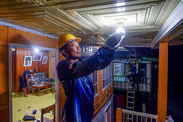 Petugas PLN memeriksa jaringan listrik dari unit mikro Pembangkit Listrik Tenaga Surya (PLTS) di salah satu rumah warga di Pulau Laiya, Kabupaten Pangkajene dan Kepulauan (Pangkep), Sulawesi Selatan. Pengecekan ini memastikan listrik dapat mengalir optimal dan aman bagi kebutuhan masyarakat.
