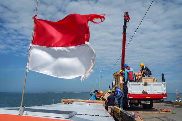 Aktivitas tim PLN saat mengangkut Pembangkit Listrik Tenaga Surya (PLTS) di Pelabuhan Maccini Baji, Kabupaten Pangkajene dan Kepulauan (Pangkep), Sulawesi Selatan, sebelum diberangkatkan menuju pulau-pulau wilayah 3T.