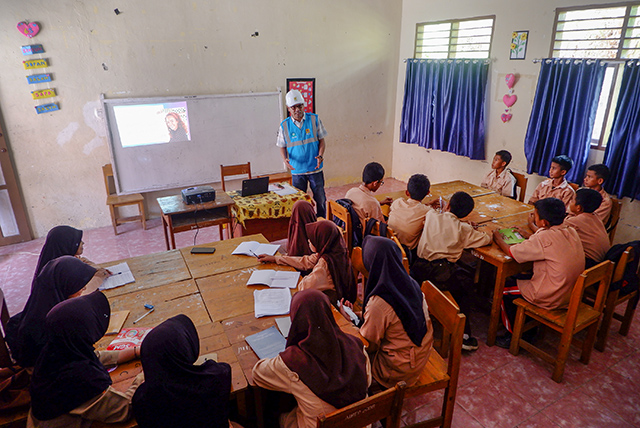 Manajer PLN ULP Pangkep, Bustamin, memberikan penjelasan kepada para siswa sekolah di Pulau Laiya, Kabupaten Pangkajene dan Kepulauan (Pangkep), mengenai manfaat energi bersih dan pentingnya transisi menuju sumber listrik ramah lingkungan.