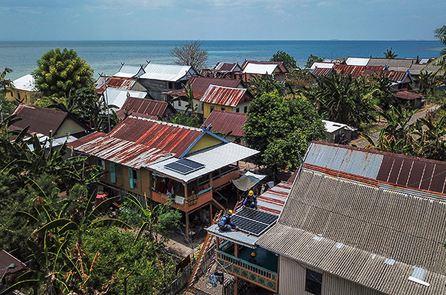 Pekerja melakukan pemasangan unit mikro Pembangkit Listrik Tenaga Surya (PLTS) di atap rumah warga Pulau Laiya, Kabupaten Pangkajene dan Kepulauan (Pangkep), Sulawesi Selatan, sebagai bagian dari program elektrifikasi wilayah 3T berbasis energi bersih.