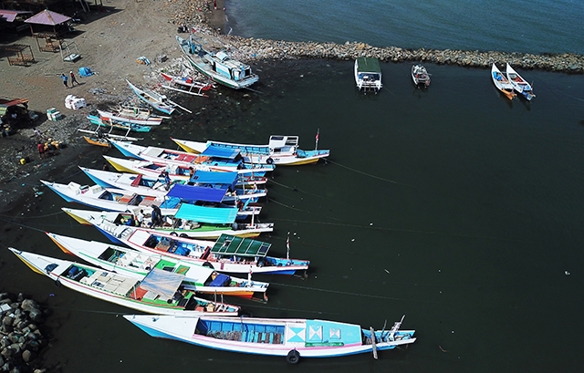 Deretan perahu nelayan berjajar rapi di kawasan Tempat Pelelangan Ikan (TPI) Beba, Takalar. Pemandangan ini menjadi rutinitas pagi hari saat para nelayan kembali dari laut membawa hasil tangkapan segar untuk dijual ke pasar lokal.