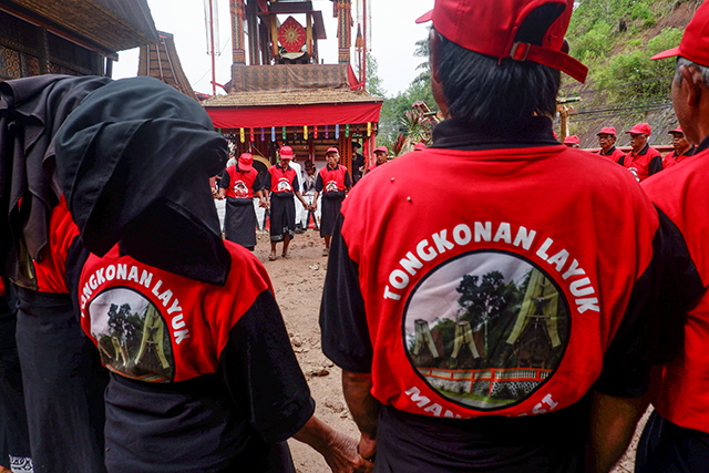 Warga keluarga besar Tongkonan Layuk mengenakan seragam adat saat mengikuti prosesi Rambu Solo di Kabupaten Tana Toraja, Sulawesi Selatan.
