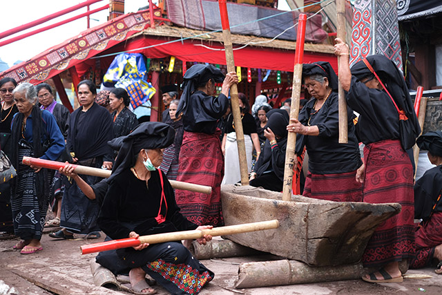 Sejumlah perempuan Toraja menampilkan tradisi menumbuk padi secara seremonial dalam prosesi penyambutan tamu pada upacara Rambu Solo di kompleks Tongkonan Layuk, Kabupaten Tana Toraja, Sulawesi Selatan.